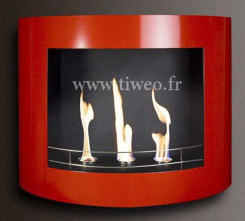 Rot lackierte Wand Ethanol Kamin